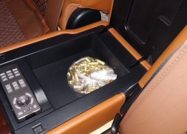 Gömrükçülər Rusiyadan gələn “Lexus"da xeyli güllə tapdı - FOTO