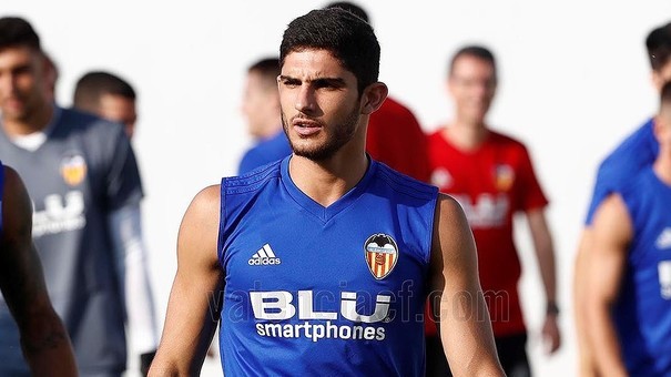 Məşhur futboçu azakeşlərini üzdü: Əməliyyat olunacaq - FOTO