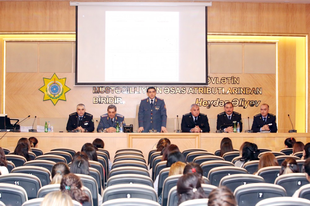 Gömrük orqanlarında işləmək istəyən qadınlar imtahan verdi (FOTO)