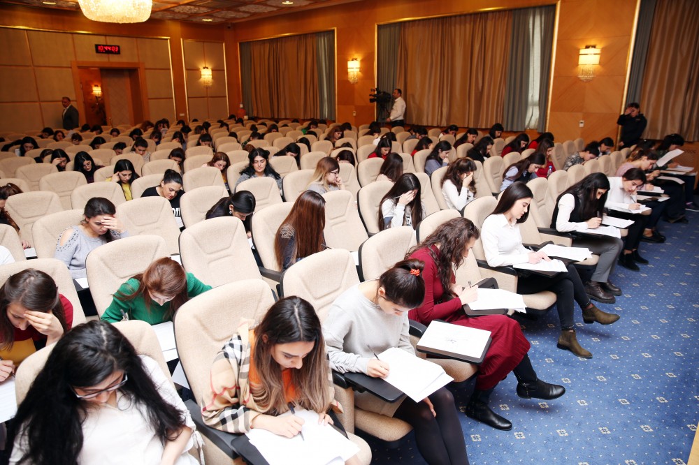 Gömrük orqanlarında işləmək istəyən qadınlar imtahan verdi (FOTO)