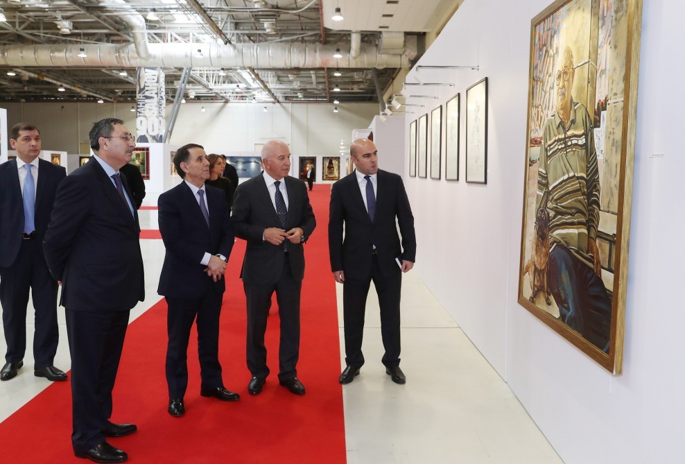 Baş nazir Tahir Salahovun sərgisində - FOTO