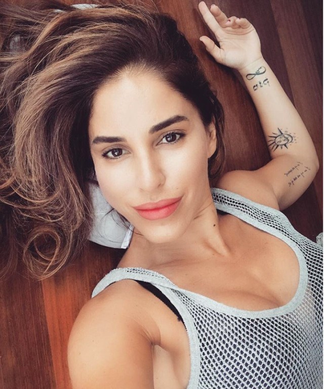 Məşhur aktrisa maşında yer tapa bilməyib görün nə etdi... - FOTOLAR