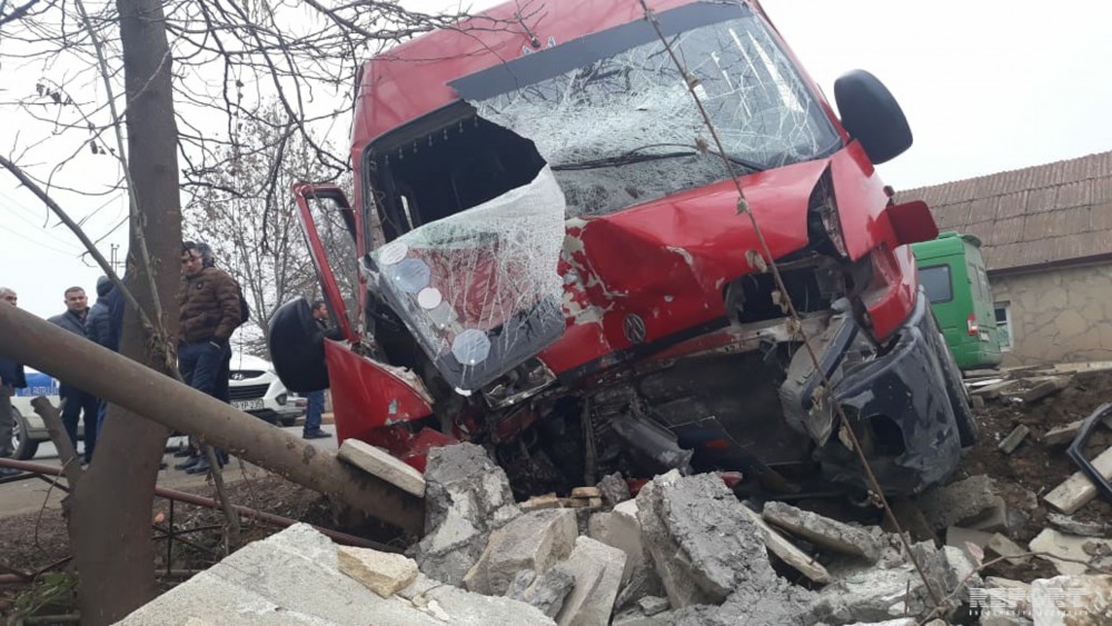 Azərbaycanda mikroavtobus hasara ÇIRPILDI YARALILAR VAR (FOTO)