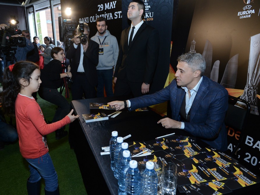 Dünya şöhrətli futbolçu Bakıya gəldi - FOTO