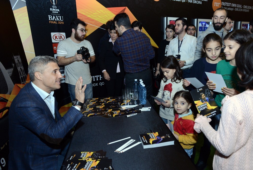 Dünya şöhrətli futbolçu Bakıya gəldi - FOTO
