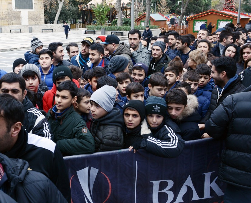 Dünya şöhrətli futbolçu Bakıya gəldi - FOTO