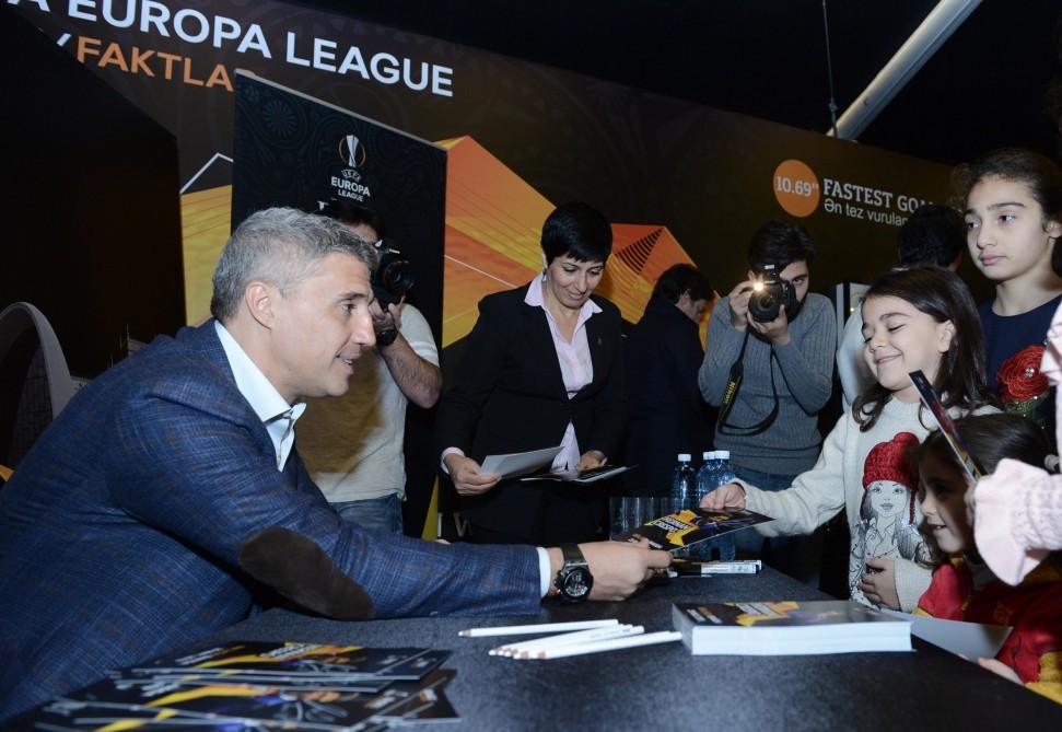 Dünya şöhrətli futbolçu Bakıya gəldi - FOTO