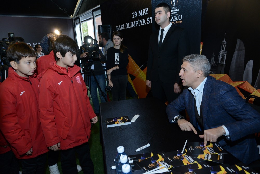 Dünya şöhrətli futbolçu Bakıya gəldi - FOTO