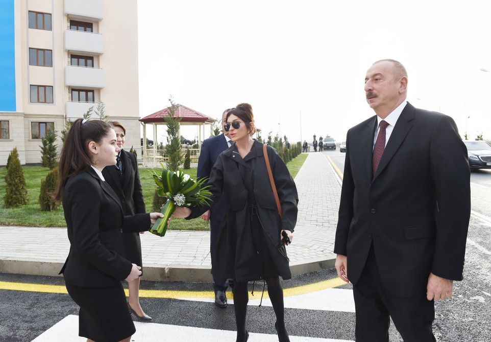İlham Əliyev və xanımı məcburi köçkünlər üçün tikilən kompleksin açılışında - FOTO-YENİLƏNİB