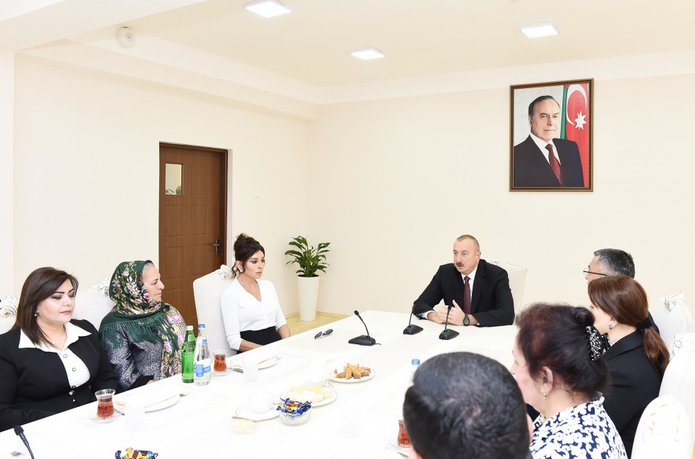 İlham Əliyev və xanımı məcburi köçkünlər üçün tikilən kompleksin açılışında - FOTO-YENİLƏNİB
