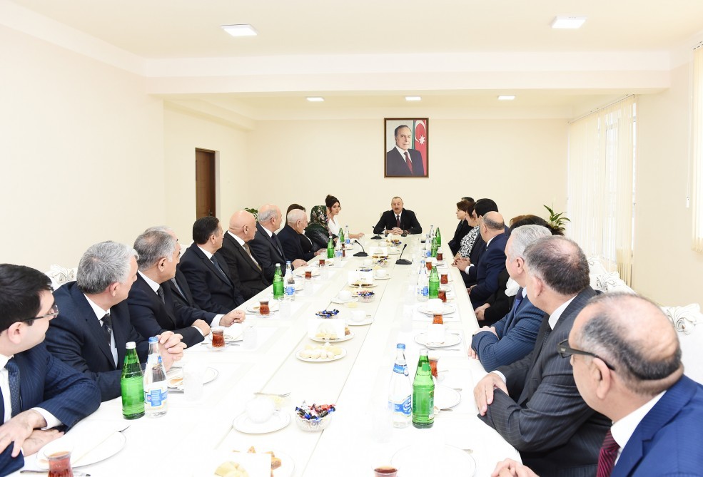 İlham Əliyev və xanımı məcburi köçkünlər üçün tikilən kompleksin açılışında - FOTO-YENİLƏNİB