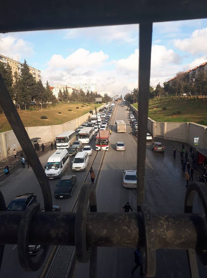 Bakıda avtobus işıq dirəyinə çırpıldı - FOTO