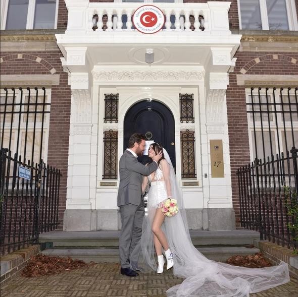 Tanınmış müğənni 2018-ci ilin son günü EVLƏNDİ (FOTOLAR)