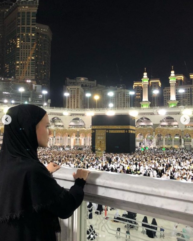 Xanım aparıcı 2019-u Məkkədə qarşıladı - FOTOLAR