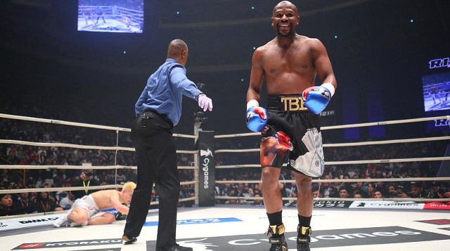  Məğlubedilməz boksçu kikboksçunu nokaut etdi – 9 milyon qazandı (FOTO+VİDEO)