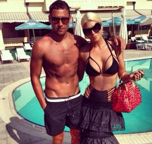 Futbolçunun 40 yaşlı arvadı dovşan paltarı geyinib... - FOTO