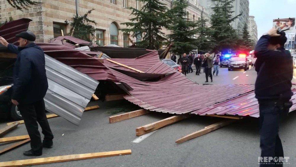 Binanın dam örtüyü uçdu: yaralılar var - FOTO
