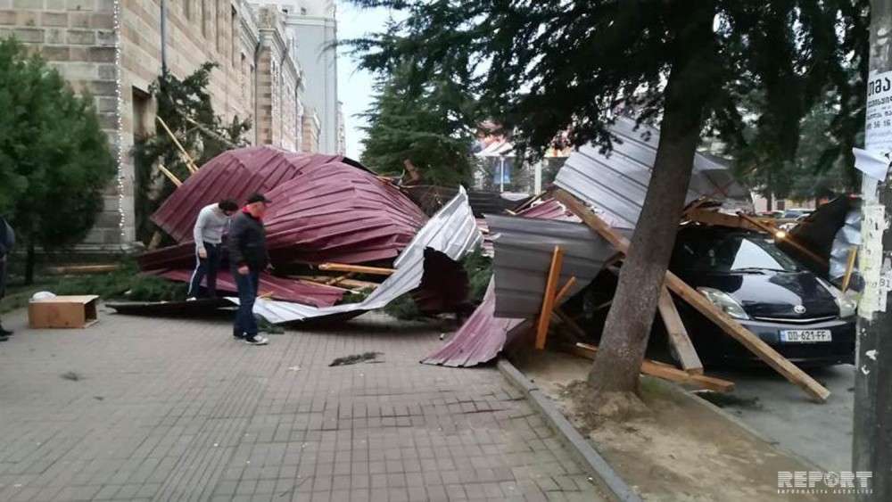 Binanın dam örtüyü uçdu: yaralılar var - FOTO