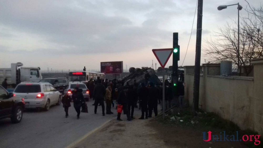 Abşeronda evakuatorla avtobus toqquşdu: yük  maşını aşdı -   yaralı var (FOTO)