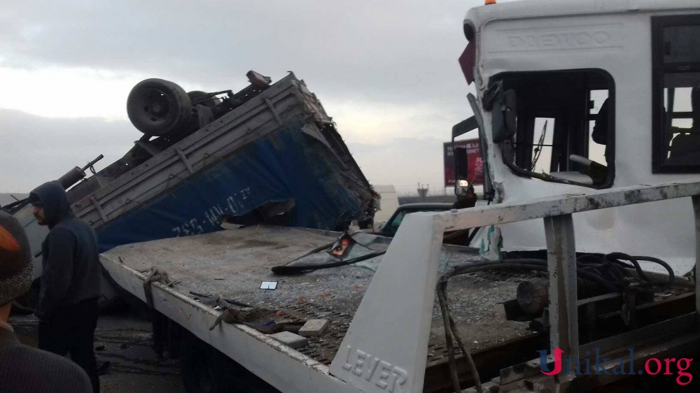 Abşeronda evakuatorla avtobus toqquşdu: yük  maşını aşdı -   yaralı var (FOTO)