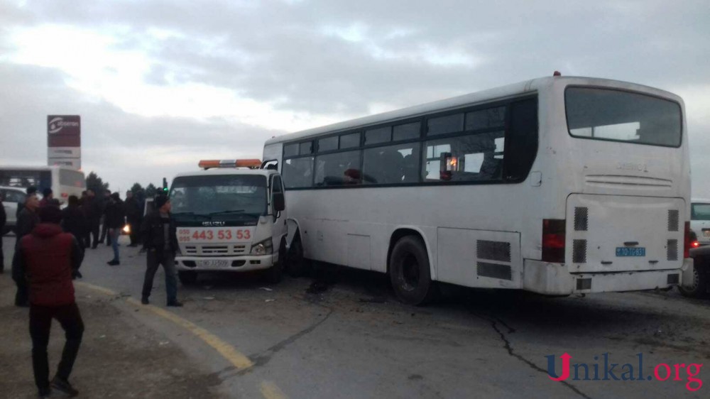 Abşeronda evakuatorla avtobus toqquşdu: yük  maşını aşdı -   yaralı var (FOTO)