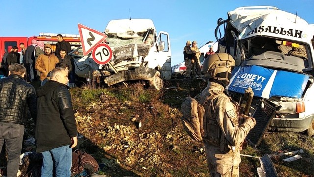 Şagirdlər və fəhlələri daşıyan mikroavtobuslar toqquşdu - Ölənlər var (FOTO+VİDEO)