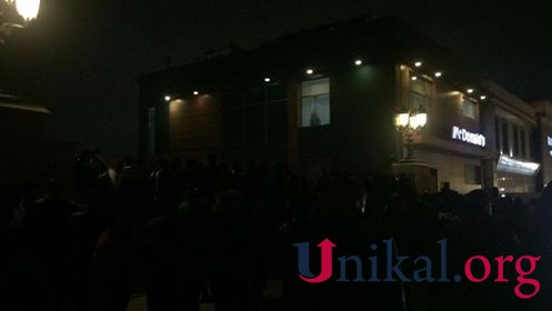 "MacDonalds"ın binasına çıxaraq intihar etmək istəyən şəxs xilas edilib - YENİLƏNİB(FOTO)