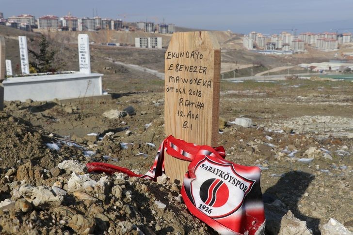 Xristian futbolçunun başdaşına “Ruhuna fatihə” yazdılar FOTO - FOTO
