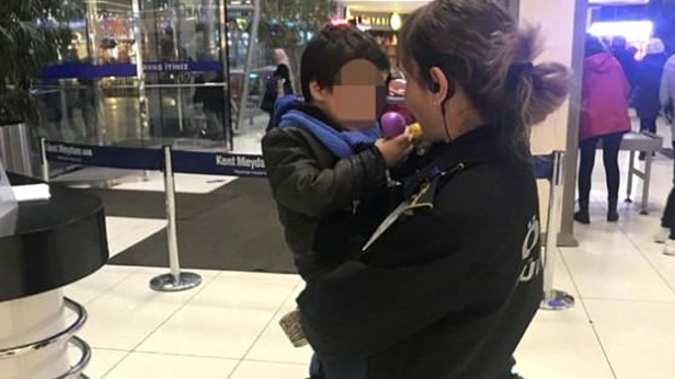 3 yaşlı oğlunu ticarət mərkəzində tərk edən anadan XƏBƏR VAR (FOTO+VİDEO)