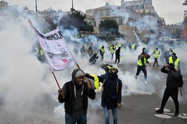 Parisdə qarşıdurma: 53 nəfər saxlanıldı