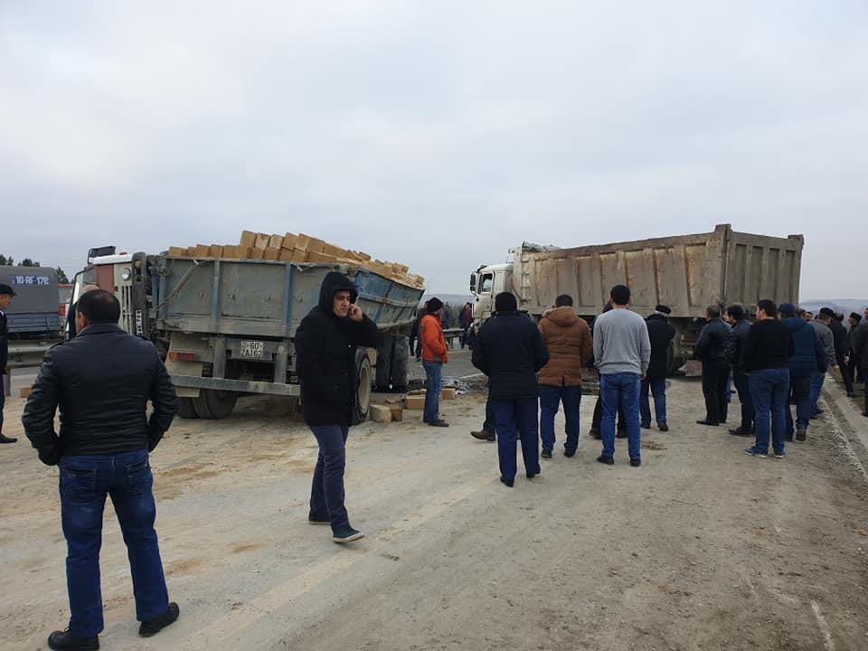 “KamAZ” aşdı, yol bağlandı - FOTO