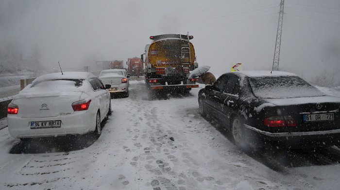 Qar həyatı iflic etdi: məktəblər, yollar bağlandı - FOTOLAR