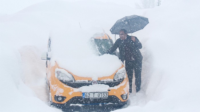 Qar həyatı iflic etdi: məktəblər, yollar bağlandı - FOTOLAR