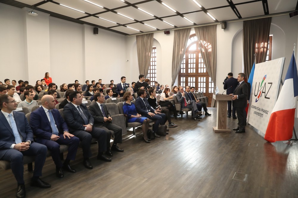 Sarkozi Novruz Məmmədovla universitetə getdi - FOTO