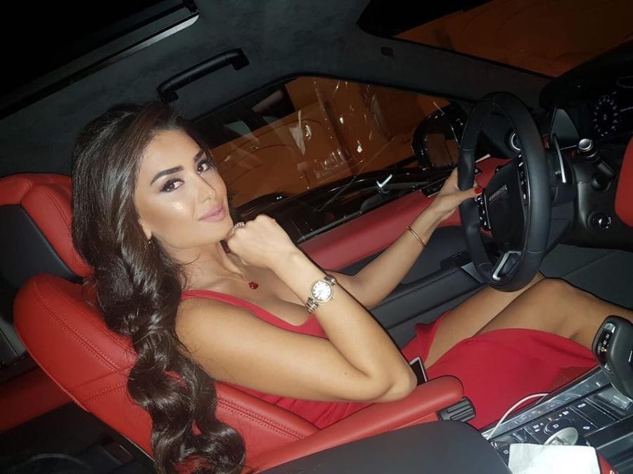 Pərvin dekoltesi ilə gündəmdə - "Ondansa paltarsız gəz" - FOTO