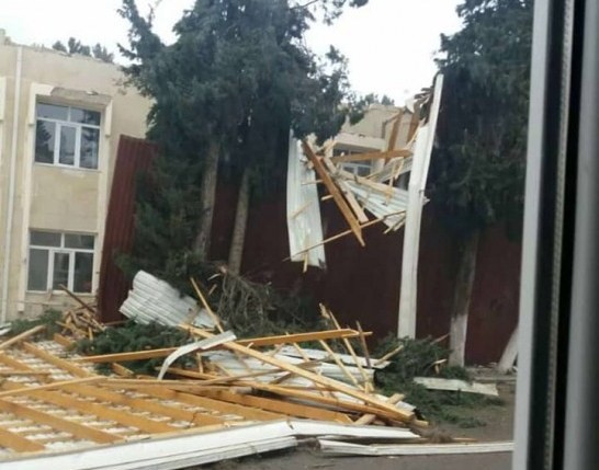 Külək Bakıda məktəbin dam örtüyünü uçurdu - FOTO