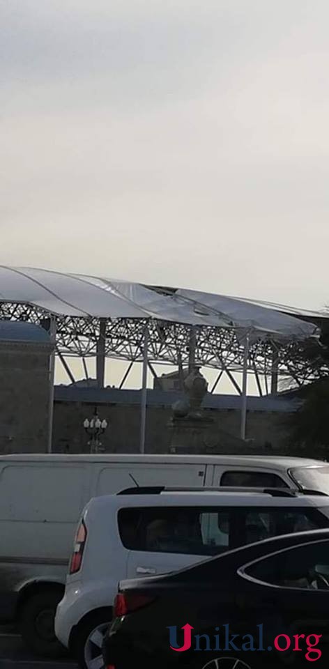 Bakıda stadionun dam örtüyü UÇDU - FOTO