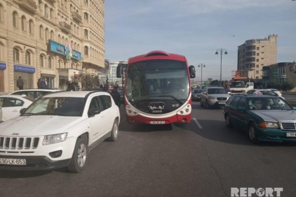 Ticarət Mərkəzinin qarşısında "Bakubus" qəza törətdi