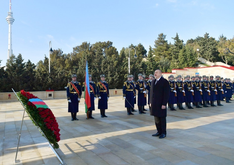 İlham Əliyev 20 Yanvar şəhidlərinin əziz xatirəsini yad edib - FOTO