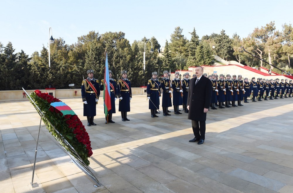 İlham Əliyev 20 Yanvar şəhidlərinin əziz xatirəsini yad edib - FOTO