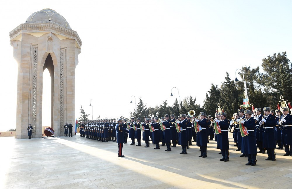 İlham Əliyev 20 Yanvar şəhidlərinin əziz xatirəsini yad edib - FOTO