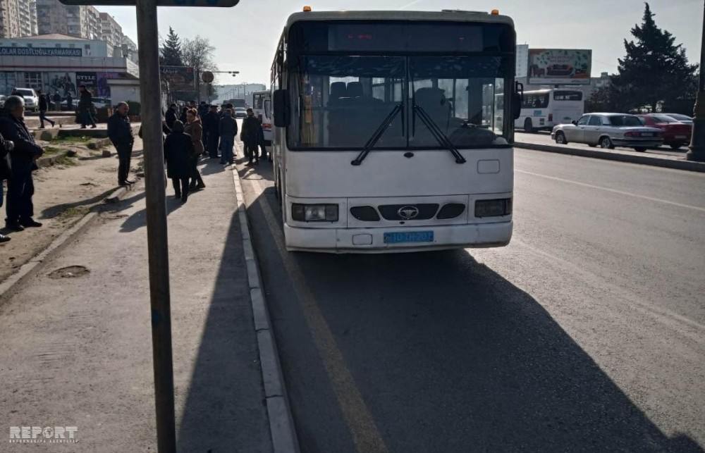 Bakıda avtobus qəzası: yaşlı qadın ağır yaralandı - FOTO