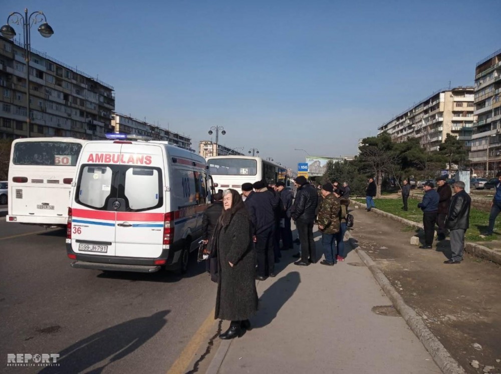 Bakıda avtobus qəzası: yaşlı qadın ağır yaralandı - FOTO