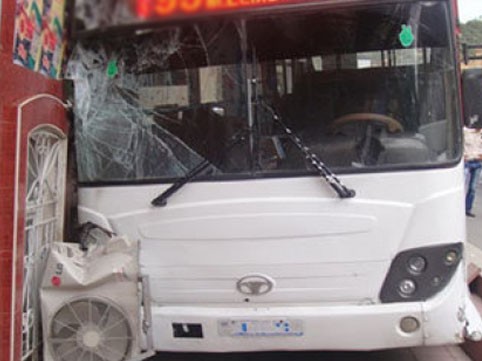 Bakıda avtobus qəzası: yaşlı qadın ağır yaralandı - FOTO