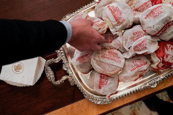 Tramp futbolçulara ziyafət verdi - Hamburger, kartof fri və sousla (FOTO)