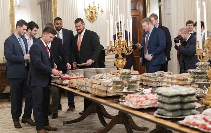 Tramp futbolçulara ziyafət verdi - Hamburger, kartof fri və sousla (FOTO)