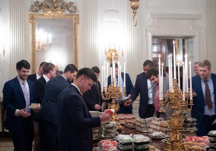 Tramp futbolçulara ziyafət verdi - Hamburger, kartof fri və sousla (FOTO)