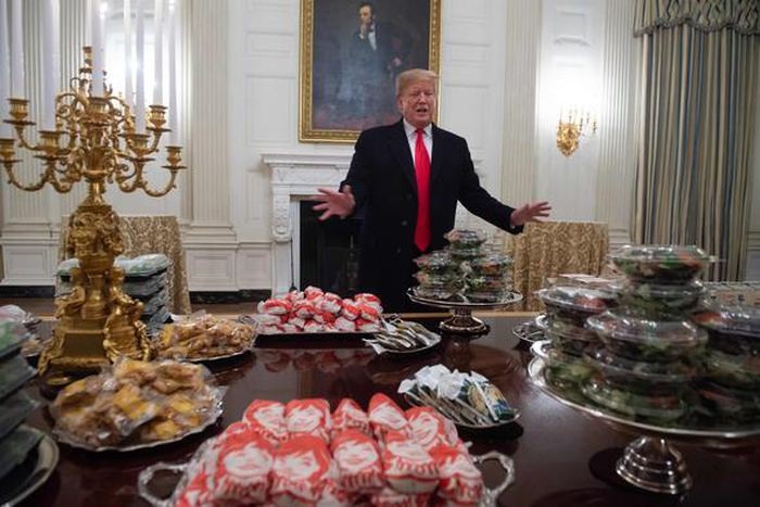Tramp futbolçulara ziyafət verdi - Hamburger, kartof fri və sousla (FOTO)