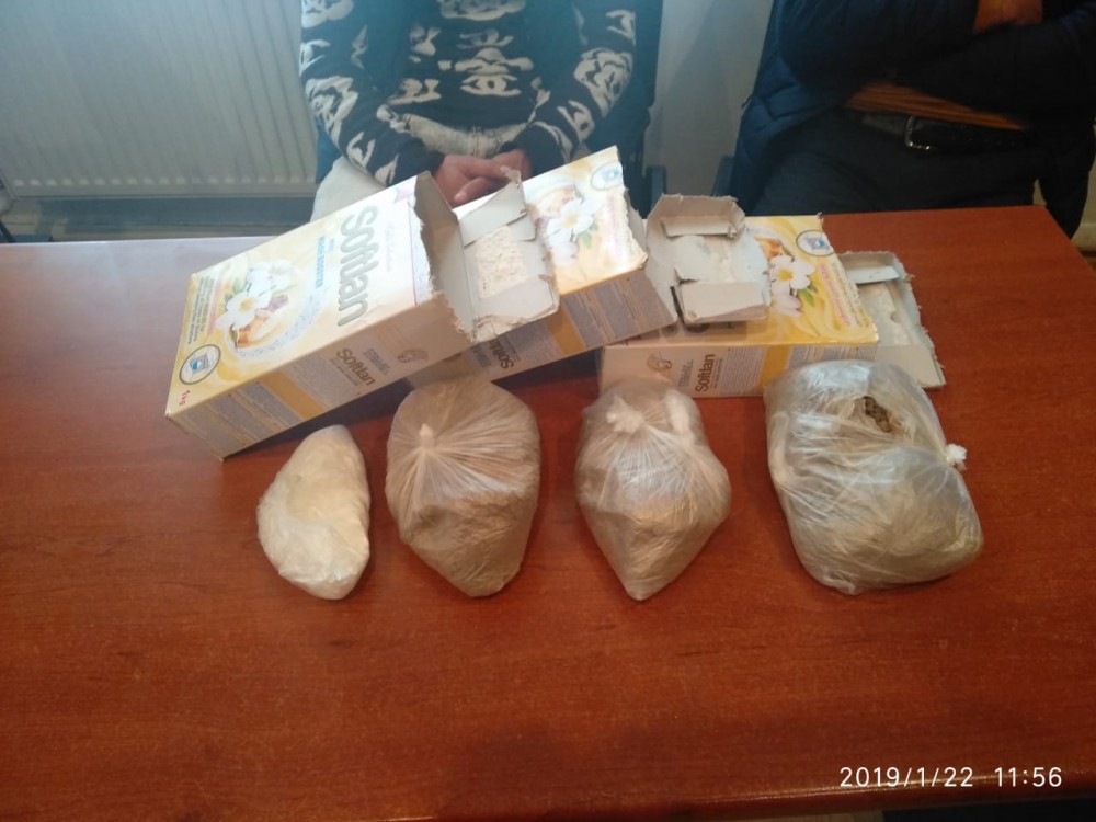 Gömrükçülər yuyucu tozun içərisində narkotika aşkarladı - FOTO