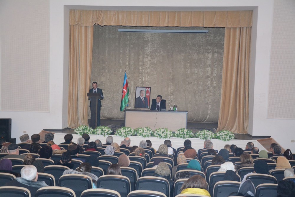 Süleyman Mikayılov qəsəbənin hesabat yığıncağında - FOTO